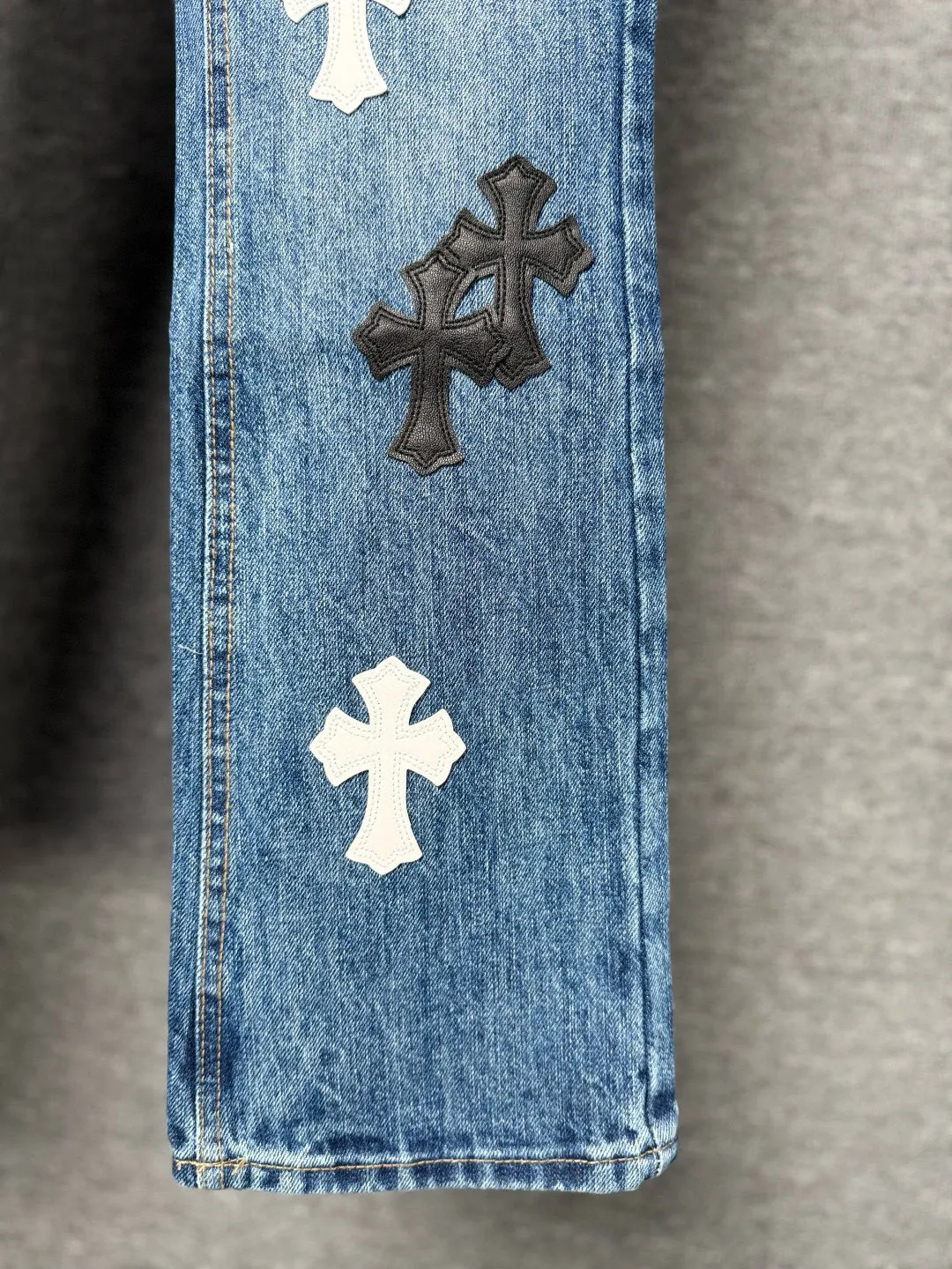 P270 💰 (Top version) Chrome Hearts blue pants, black and white multi-leather jeans, multi-leather standard workwear jeans, ch jeans, all need to be washed and then disassembled and hand-stitched with sheepskin cross leather and then spliced to complete. The whole process is too many to explain. About Chrome Hearts This is an extremely luxurious fashion brand that can also be called the aristocrat of the high street. It has always been an exclusive brand for some hipsters or the rich second generation. Compared with ordinary high streets, it is more luxurious and noble. Compared with luxury brands, it has a more fashionable personality. It has always been a brand that I have a special liking for. Color: blue Size: 28-30-32-34-36 (corresponding to S-M-L-XL-XXL)